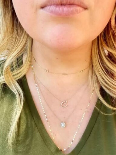 Détails du collier pendentif lettre initiale