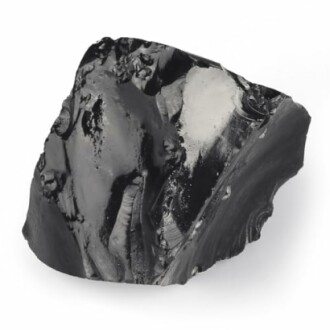 Un morceau de roche obsidienne noire.