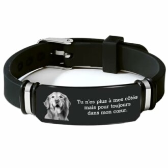Bracelet noir avec hommage au chien gravé.