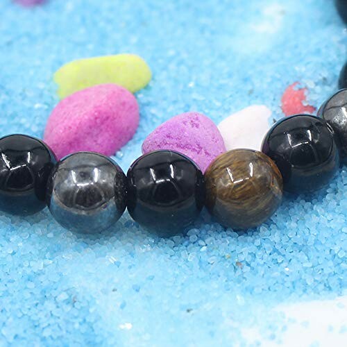 Perles colorées sur sable bleu