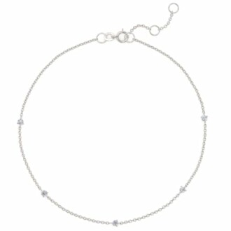 Bracelet de cheville en argent avec petits pendentifs.