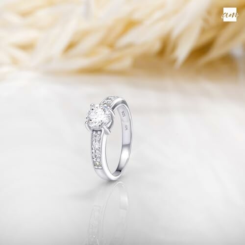 Bague de fiançailles en diamant sur fond clair