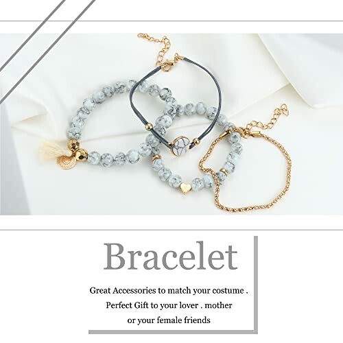 Trois bracelets élégants avec des perles et chaînes dorées.