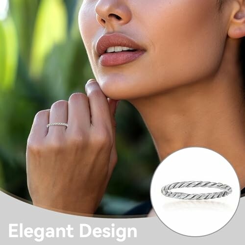 Femme portant une bague en argent élégante