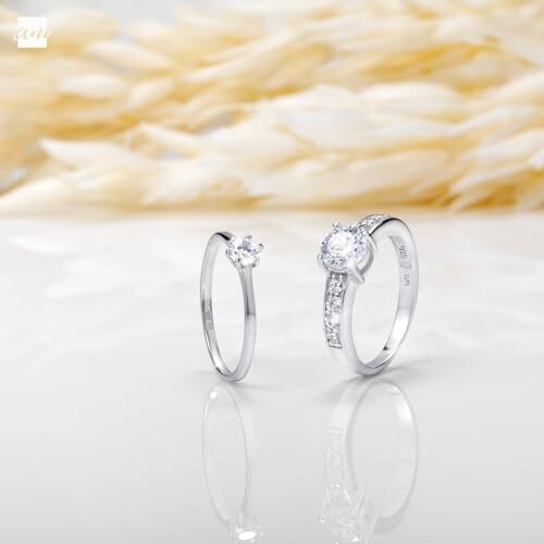 Deux bagues en diamant élégantes sur fond clair.