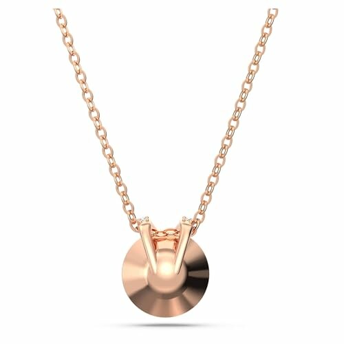 Collier en or rose élégant avec pendentif circulaire.