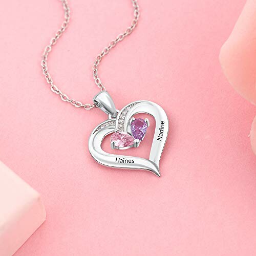 Collier en forme de cœur avec pierres précieuses roses et violettes.