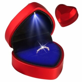 Boîte en forme de cœur avec bague