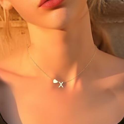 Collier en or minimaliste sur une femme