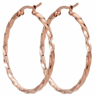 Boucles d'oreilles créoles en or rose avec motif torsadé.