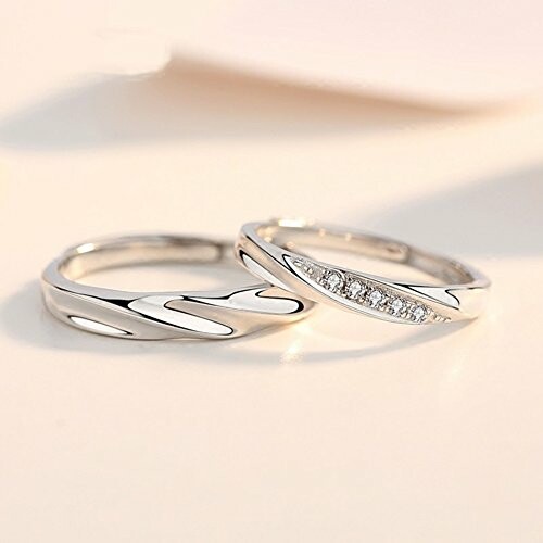 Deux bagues en argent élégantes avec des motifs et des diamants.