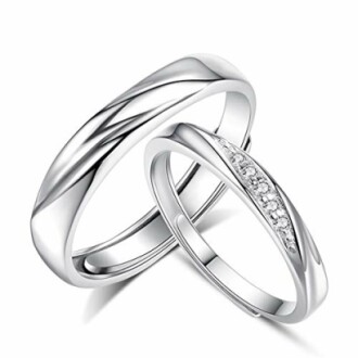 Deux bagues de mariage en argent, l'une avec des diamants.