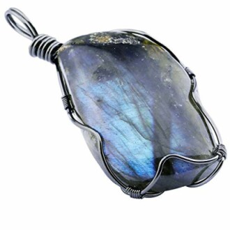 Pendentif en labradorite entouré de fil métallique.