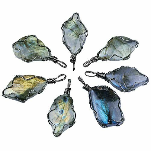 Pendentifs en labradorite enroulés de fil métallique.