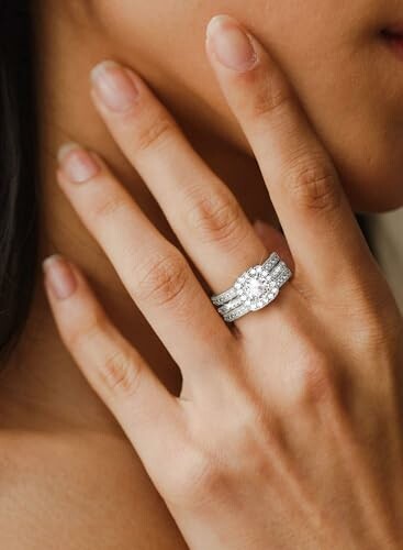 Main avec bague en diamant étincelante
