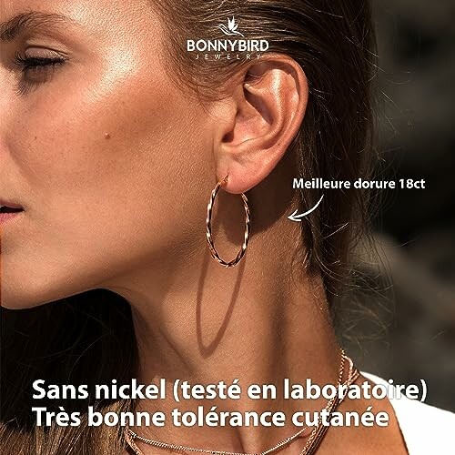 Femme portant une boucle d'oreille en or.