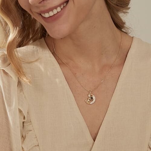 Femme portant un collier pendentif lune.